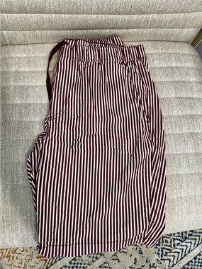Men’s Uniqlo Burgundy and White Drawstring Shorts, Medium